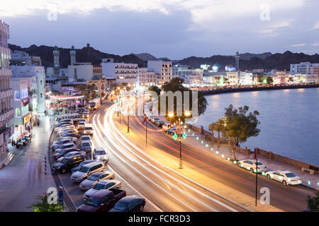 Corniche nella città vecchia di Muttrah illuminata di notte. Il Muscat, Sultanato di Oman Foto Stock