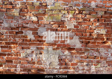 Vecchio weathered muro di mattoni frammento . Foto Stock