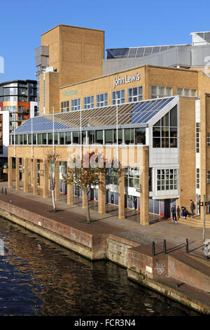 John Lewis visto dal ponte sul Fiume Tamigi a Kingston Upon Thames, London, Regno Unito. Foto Stock