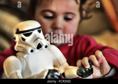 Il bambino gioca con Star wars toy Foto Stock