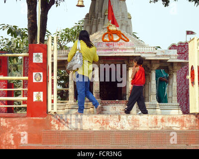 Persone in preghiera in un tempio indù in India Foto Stock