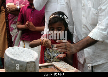 Sumatra, Indonesia. 24 gen 2016. Una ragazza indù devoto offre preghiere come parte di un rituale di purificazione prima del suo pellegrinaggio durante il Thaipusam festival di Shri Subramaniam Nagarathar a Medan, nel nord di Sumatra, Indonesia. Domenica 24 Gennaio, 2016. Thaipusam è un importante festival religioso celebrato per la maggior parte persone indù rispetto Signore Murugan, chi è nato sulla luna piena, una celebrazione di adempiere ai voti e di espiare e chiedere perdono come una forma di rispetto, di cercare la benedizione, soddisfano le promesse e offerte grazie grazie a Dio murga. Credito: Ivan Damanik/Alamy Live News Foto Stock