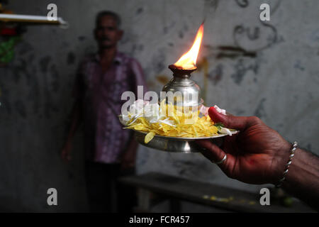 Sumatra, Indonesia. 24 gen 2016. Un indù devoto offre preghiere per la statua del dio come parte di un rituale di purificazione prima del suo pellegrinaggio durante il festival di Thaipusam, in Shri Subramaniam Nagarathar a Medan, nel nord di Sumatra, Indonesia. Domenica 24 Gennaio, 2016. Thaipusam è un importante festival religioso celebrato per la maggior parte persone indù rispetto Signore Murugan, chi è nato sulla luna piena, una celebrazione di adempiere ai voti e di espiare e chiedere perdono come una forma di rispetto, di cercare la benedizione, soddisfano le promesse e offerte grazie grazie a Dio murga. Credito: Ivan Damanik/Alamy Live News Foto Stock