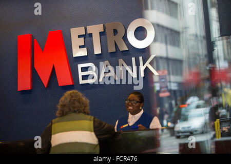 FILE foto: Londra, Regno Unito. 23 marzo, 2015. Metro Bank per il lancio di £ 2 miliardi di flottazione. Metro Bank è atteso a sfidare il mercato azionario scompiglio e lanciare un £2miliardi di galleggiamento questa settimana. La foto mostra il personale e i clienti nella metropolitana filiale di banca a Holborn, Londra il 7 maggio 2015 Credit: David Levenson/Alamy Live News Foto Stock