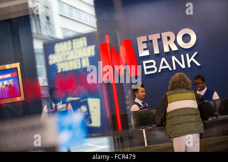 FILE foto: Londra, Regno Unito. 23 marzo, 2015. Metro Bank per il lancio di £ 2 miliardi di flottazione. Metro Bank è atteso a sfidare il mercato azionario scompiglio e lanciare un £2miliardi di galleggiamento questa settimana. La foto mostra il personale e i clienti nella metropolitana filiale di banca a Holborn, Londra il 7 maggio 2015 Credit: David Levenson/Alamy Live News Foto Stock