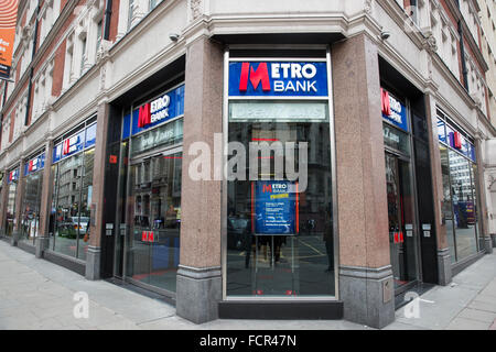 FILE foto: Londra, Regno Unito. 23 marzo, 2015. Metro Bank per il lancio di £ 2 miliardi di flottazione. Metro Bank è atteso a sfidare il mercato azionario scompiglio e lanciare un £2miliardi di galleggiamento questa settimana. La foto mostra il personale e i clienti nella metropolitana filiale di banca a Holborn, Londra il 7 maggio 2015 Credit: David Levenson/Alamy Live News Foto Stock