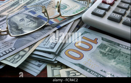 Background finanziario con il denaro e la calcolatrice. Foto Stock