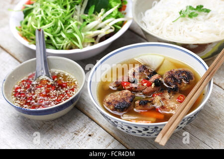 Bun cha, carne di maiale alla griglia spaghetti di riso ed erbe, cucina vietnamita Foto Stock