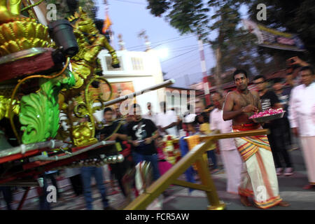 Sumatra, Indonesia. 24 gen 2016. Un indù devoto offre preghiere davanti alla statua del dio come parte di un rituale di purificazione prima del suo pellegrinaggio durante il Thaipusam festival di Shri Subramaniam Nagarathar a Medan, nel nord di Sumatra, Indonesia. Domenica 24 Gennaio, 2016. Thaipusam è un importante festival religioso celebrato per la maggior parte persone indù rispetto Signore Murugan, chi è nato sulla luna piena, una celebrazione di adempiere ai voti e di espiare e chiedere perdono come una forma di rispetto, di cercare la benedizione, soddisfano le promesse e offerte grazie grazie a Dio murga. Credito: Ivan Damanik/Alamy Live News Foto Stock