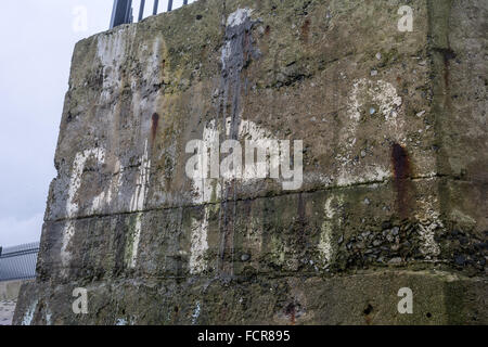 Vecchio sbiadito PIRA graffiti nei pressi di Newcastle, County Down in Irlanda Foto Stock