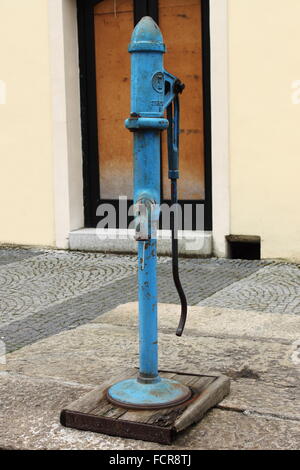 In vecchio stile a mano la pompa acqua Foto Stock