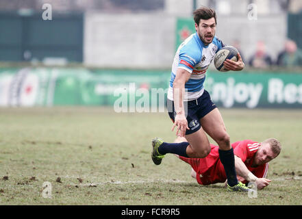 Treviso, Italia. Il 24 gennaio, 2016. Treviso player Jayden Hayward corre con la palla durante il Rugby Champions Cup match tra Benetton Treviso e Munster Rugby il 24 gennaio, 2016 a Monigo Stadium. Credito: Andrea Spinelli/Alamy Live News Foto Stock