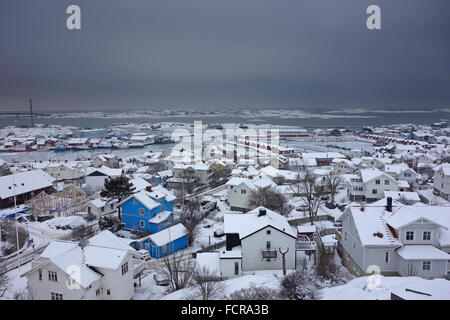 La Svezia, Bohuslan, coperta di neve Hönö isola zona residenziale e Klåva marina con Fotö isola in background Foto Stock