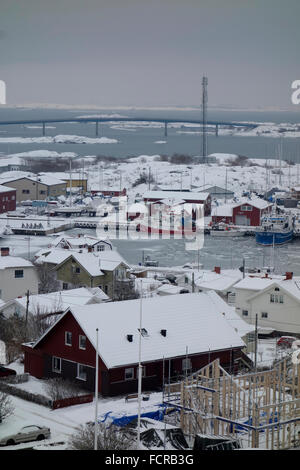 La Svezia, Bohuslan, coperta di neve Hönö isola e Klåva marina e ponte Fotö in background Foto Stock