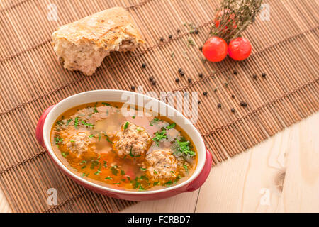 Zuppa di fatti a mano con le polpette di carne , verdure e riso Foto Stock