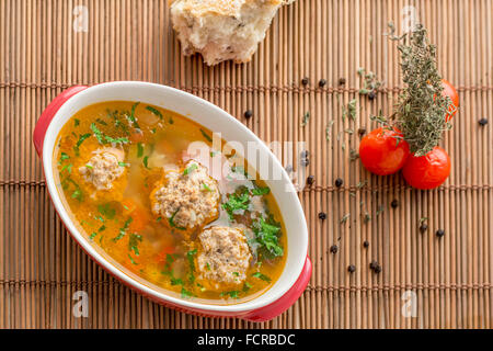 Zuppa di fatti a mano con le polpette di carne , verdure e riso Foto Stock