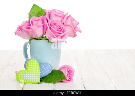 Il giorno di San Valentino le rose rosa bouquet e handmaded toy cuori su bianco tavolo in legno Foto Stock