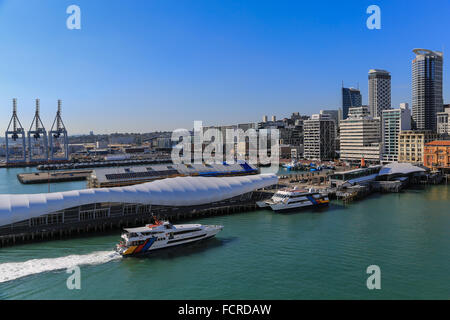 Auckland waterfront e dello skyline della città dal ponte di Oceania la nave da crociera Marina ormeggiato a la nave da crociera Pier. Foto Stock