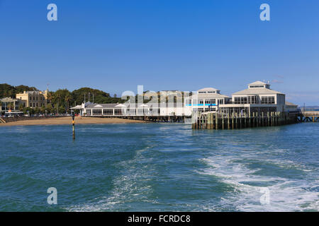 Lasciando la Devonport Ferry Terminal in una giornata di sole a Devonport, Auckland, Nuova Zelanda. Foto Stock