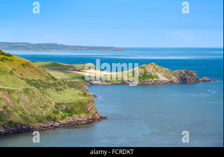 Torr capo roccioso e la penisola con isola di Rathlin dietro nella contea di Antrim, Irlanda del Nord Foto Stock