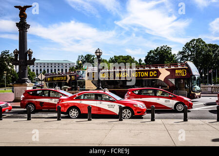 Taxicabs DC nella nuova livrea uniforme, Union Station, Washington DC Foto Stock