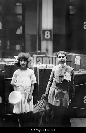 I bambini immigrati ad Ellis Island, New York, NY, c.1915-20 Foto Stock