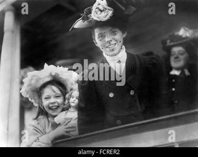 Una giovane donna che arrivano ad Ellis Island sulla SS Baltico nel 1907. Mille donne single è venuto a New York a bordo della nave in cerca di un marito. Ellis Island, New York, NY Foto Stock