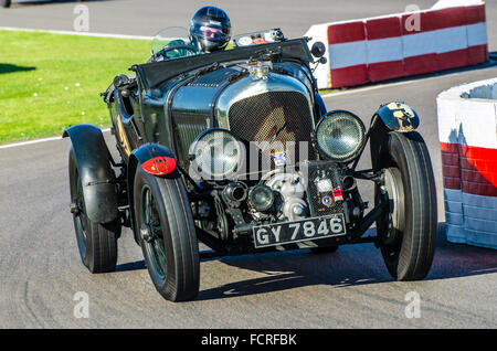 1930 Bentley 4,5 litri Supercharged di proprietà e guidata da Robert Fink al Goodwood Revival del 2015 Foto Stock