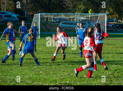 Le ragazze della gioventù gioco di calcio. Foto Stock