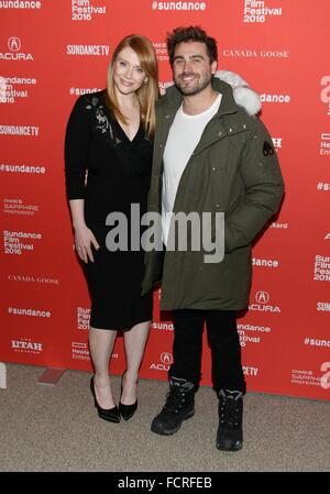 Park City, UT, STATI UNITI D'AMERICA. 24 gen 2016. Bryce Dallas Howard, Richard Tanne presso gli arrivi di Southside con voi Premiere al Sundance Film Festival 2016, Il Eccles Centro per le Arti dello Spettacolo, Park City, UT 24 gennaio 2016. © James Atoa/Everett raccolta/Alamy Live News Foto Stock