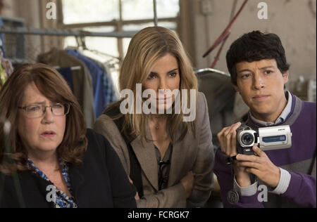 Il nostro marchio è la crisi 2015 Warner Bros film con da sinistra: Ann Dowd, Sandra Bullock, Reynaldo Pacheco Foto Stock