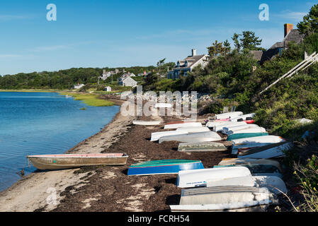 Imbarcazioni a remi sulla spiaggia, porto di Chatham, Cape Cod, Massachusetts, STATI UNITI D'AMERICA Foto Stock