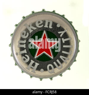 Birra Heineken bottiglia Top su sfondo bianco Foto Stock