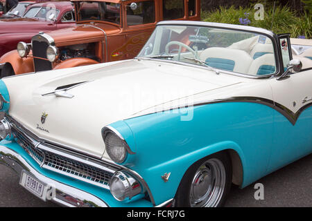 Ford Fairlane Sunliner cabriolet classico americano, situato a Canberra, ACT, Australia Foto Stock