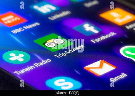 Un estremo closeup ripresa macro di una schermata dello smartphone focalizzata sulle app di TripAdvisor Foto Stock
