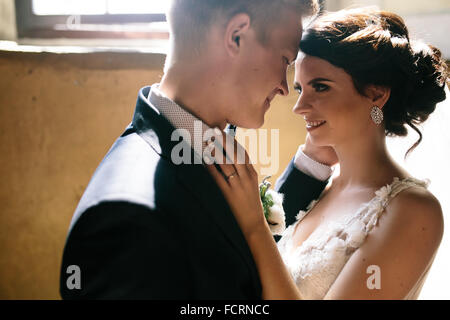 Sposa e lo sposo sullo sfondo di una finestra. Foto Stock