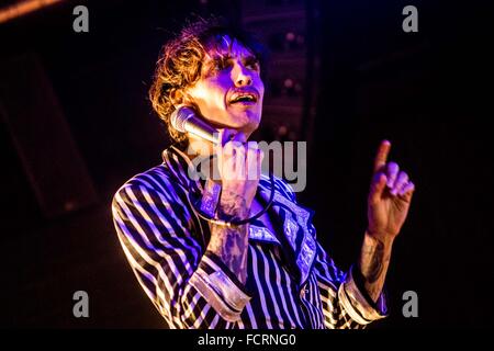 Milano, Italia. Il 24 gennaio, 2016. Le tenebre si esibisce dal vivo all'Alcatraz di Milano, Italia, il 24 gennaio 2016 Credit: Mairo Cinquetti/Alamy Live News Foto Stock