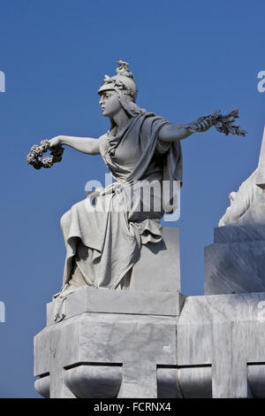 Dettagli sul memoriale per i vigili del fuoco in necropoli Cristobal Colon, quartiere Vedado, Havana, Cuba Foto Stock