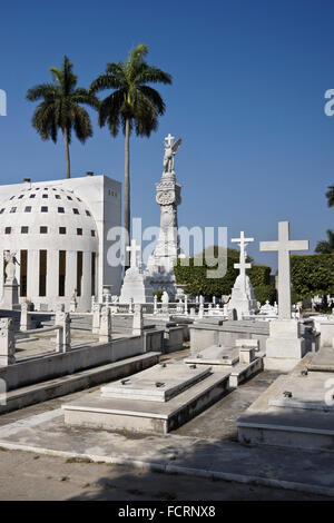 Tombe e monumenti commemorativi in necropoli Cristobal Colon, quartiere Vedado, Havana, Cuba Foto Stock