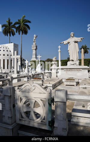 Tombe e monumenti commemorativi in necropoli Cristobal Colon, quartiere Vedado, Havana, Cuba Foto Stock