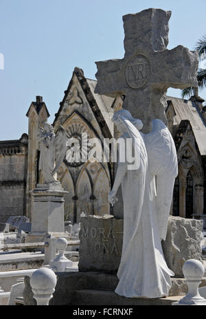 Tombe e monumenti commemorativi in necropoli Cristobal Colon, quartiere Vedado, Havana, Cuba Foto Stock