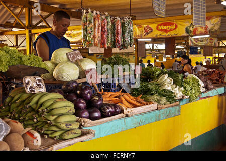 L'uomo vendere produzione nel mercato degli agricoltori, quartiere Vedado, Havana, Cuba Foto Stock