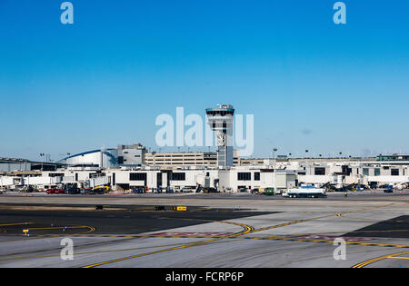 Terminale e la torre di controllo dell'aeroporto di Philadelphia, Pennsylvania, STATI UNITI D'AMERICA Foto Stock
