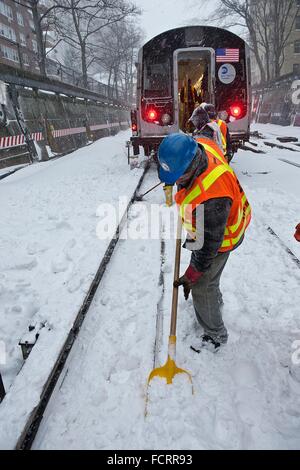 New York, Stati Uniti d'America. Il 24 gennaio, 2016. Lavoratori MTA chiaro di neve da MTA linea Q le vie di Brooklyn durante la tempesta di neve Jonas Gennaio 23, 2016 a New York City. Almeno due metri di neve è stata oggetto di dumping su New York e Washington aree metropolitane. Foto Stock