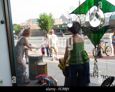 Le persone si raccolgono al di fuori di una mostra d'arte per ascoltare una musica di arte pubblica evento in North Adams, Massachusetts. Foto Stock