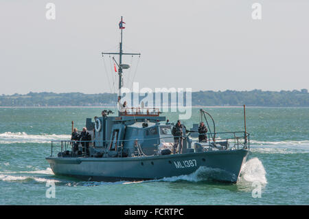 HMS Medusa (ML1387) un ex Royal Navy forze costiere imbarcazione da guerra mondiale due arriva a Portsmouth, nel Regno Unito il 10 giugno 2015. Foto Stock