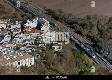Vista panoramica e treno AVE, almodovar del rio, in provincia di Cordoba, regione dell'Andalusia, Spagna, Europa Foto Stock