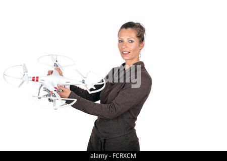 Bella giovane donna con un drone Foto Stock