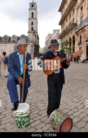 L'Avana, Cuba - 20 Gennaio 2016: due musicisti busk per i turisti a l'Avana vecchia. Cuba è noto per la sua ricca storia musicale. Foto Stock