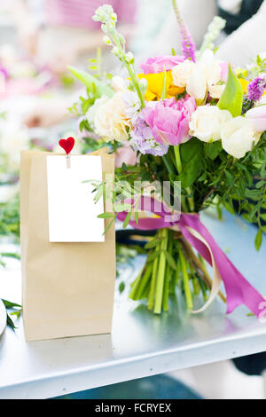 Regalo di san valentino pack con fiori sul tavolo di fiorista Foto Stock